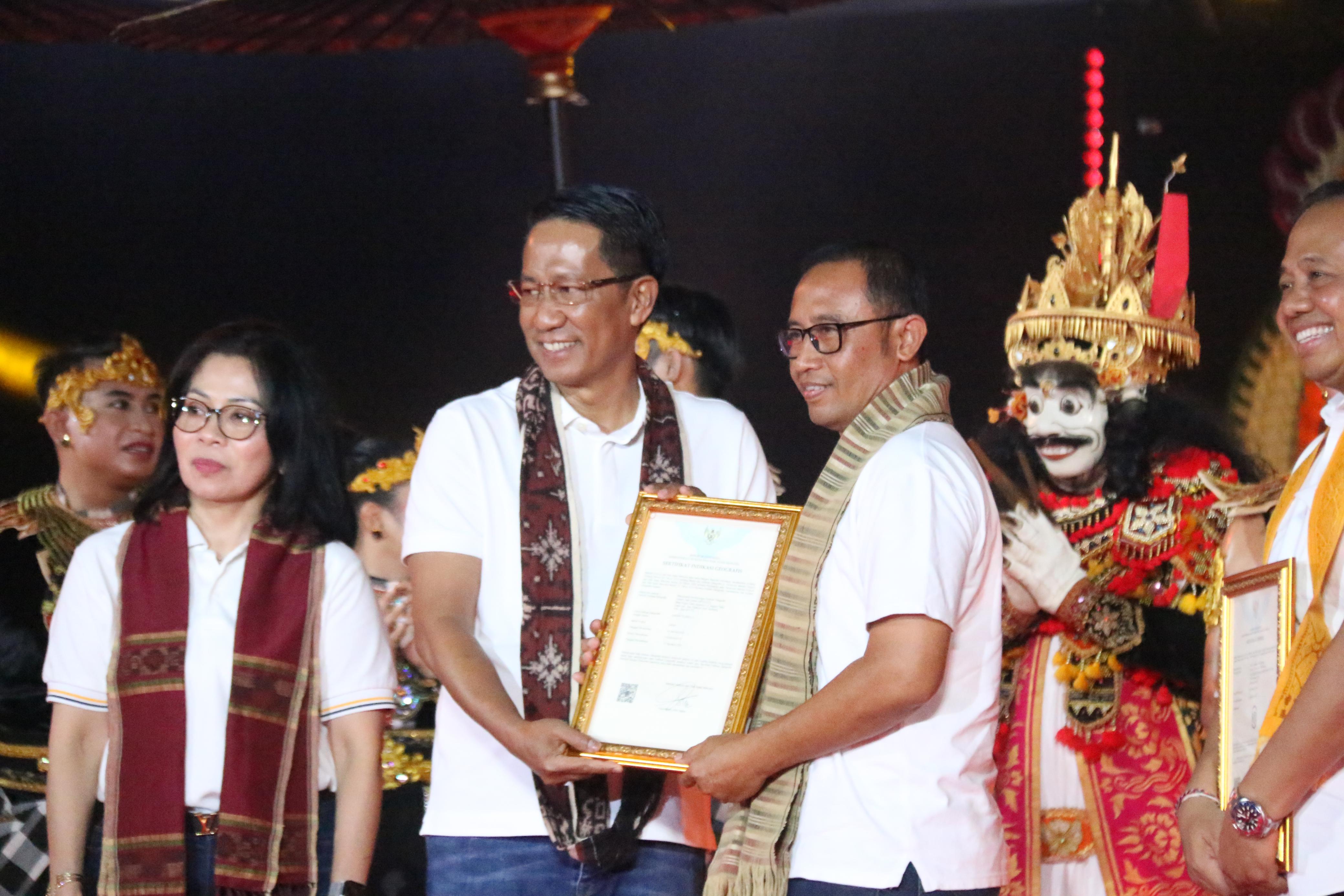 Garam Tejakula Terima Sertifikat KI Indikasi Geografis