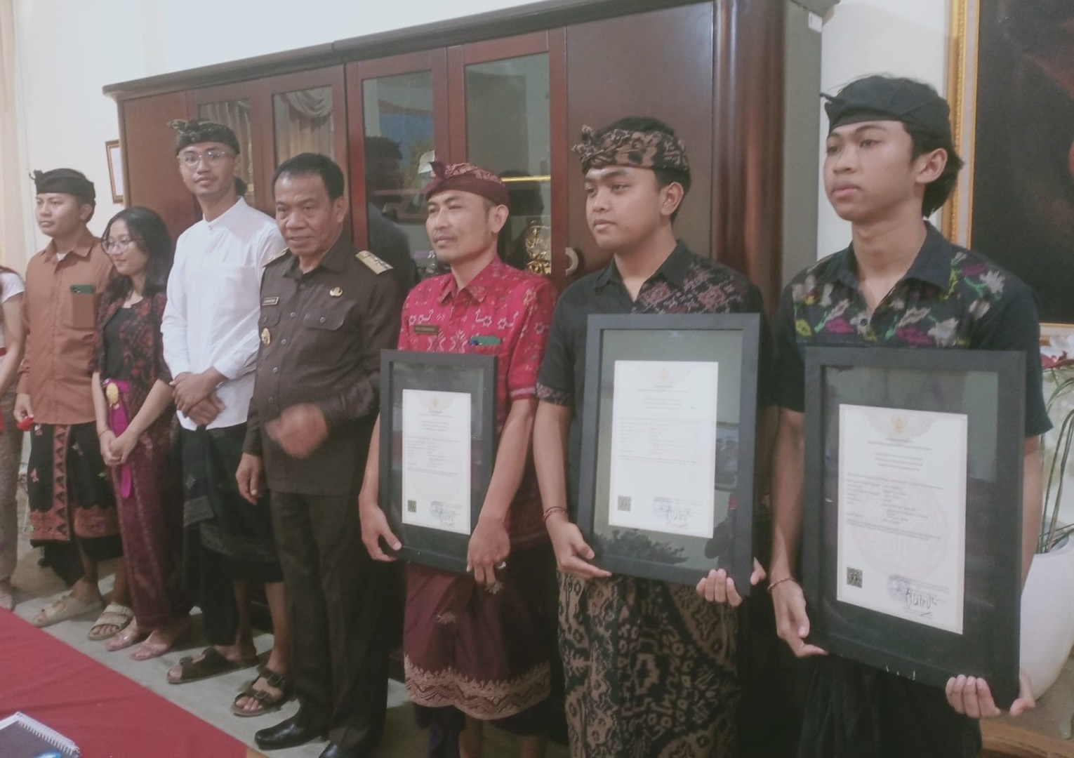 Pj Bupati Lihadnyana Serahkan Sertifikat Kekayaan Intelektual EBT Usulkan Segera Palawakya Jagaraga