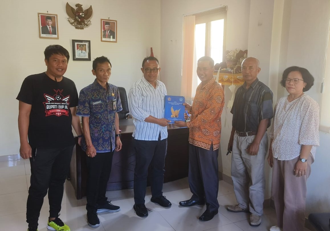 Serah Terima Hasil Kajian Pengangkatan dan Pemberhentian Kepala Lingkungan