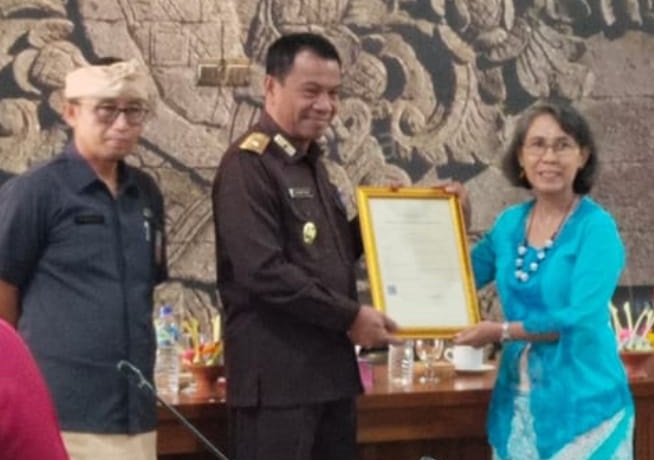 17 Sertifikat HKI Diserahkan Pj. Bupati Lihadnyana