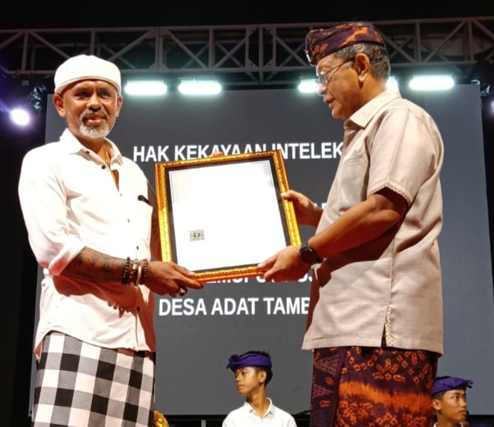 Kusuma Festival Kubutambahan Dibuka Sertifikat EBT Diserahkan
