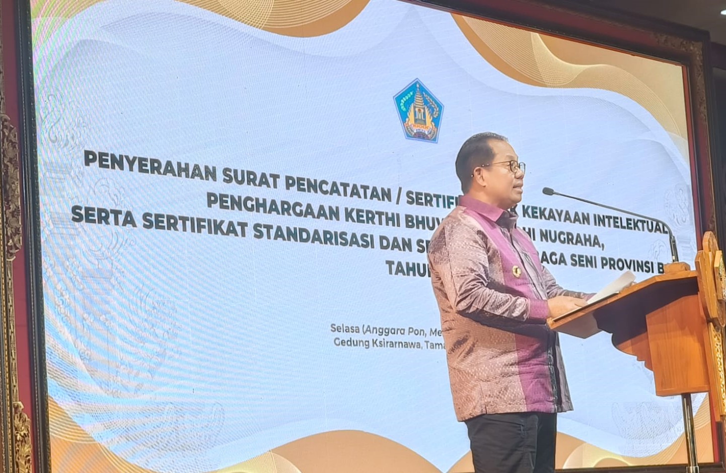 Penjabat Gubernur Bali Serahkan 106 Sertifikat Hak Kekayaan Intelektual