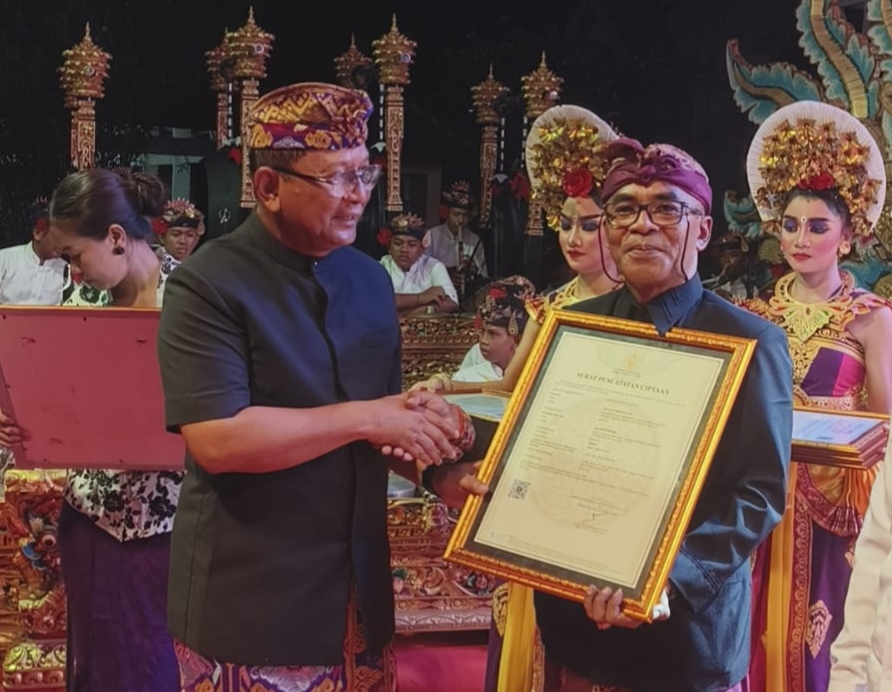 Bupati Buleleng Serahkan Sertifikat HKI di Pelabuhan Buleleng