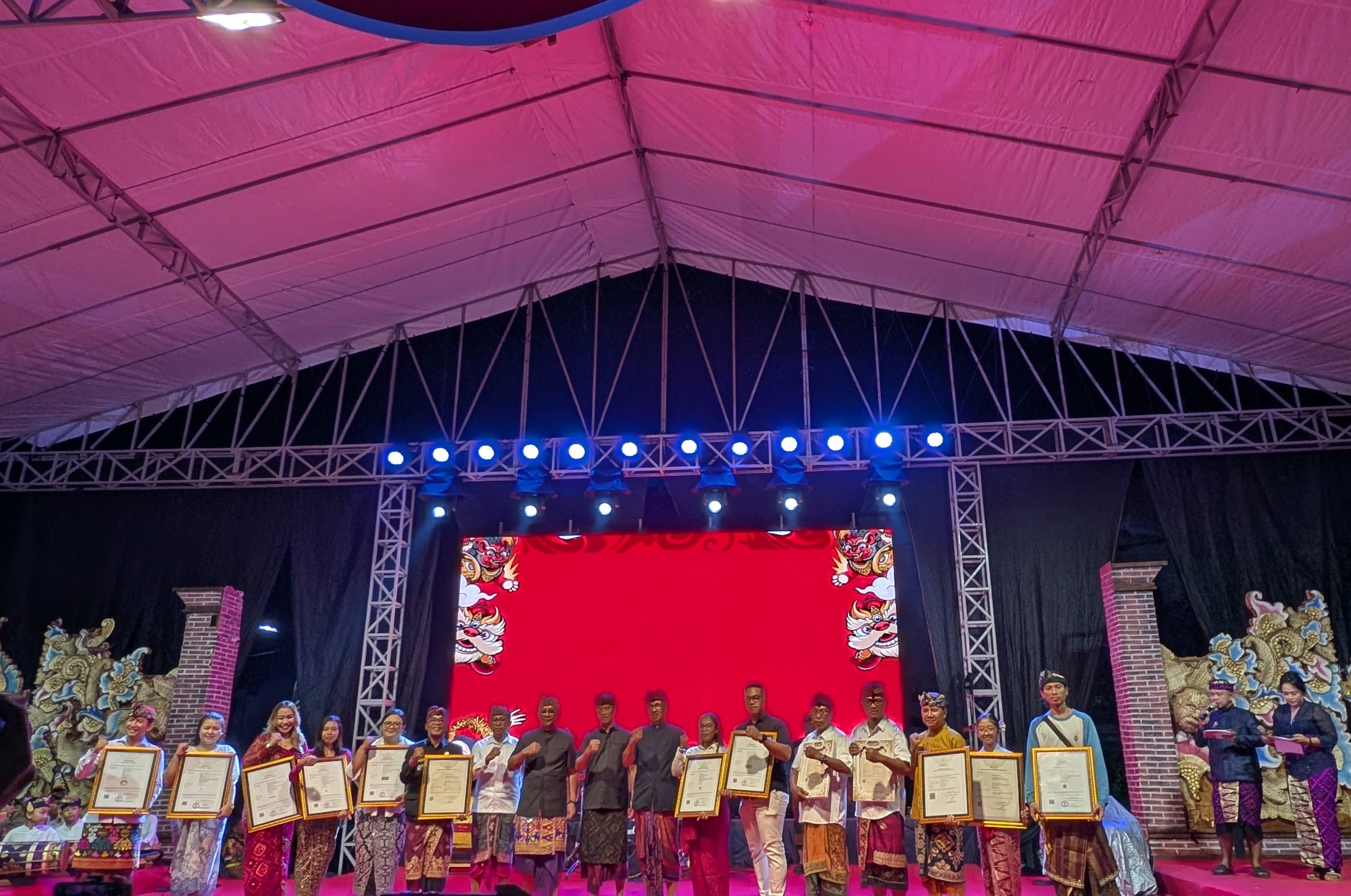 Penyerahan Sertifikat HKI di Festival Kecamatan Buleleng