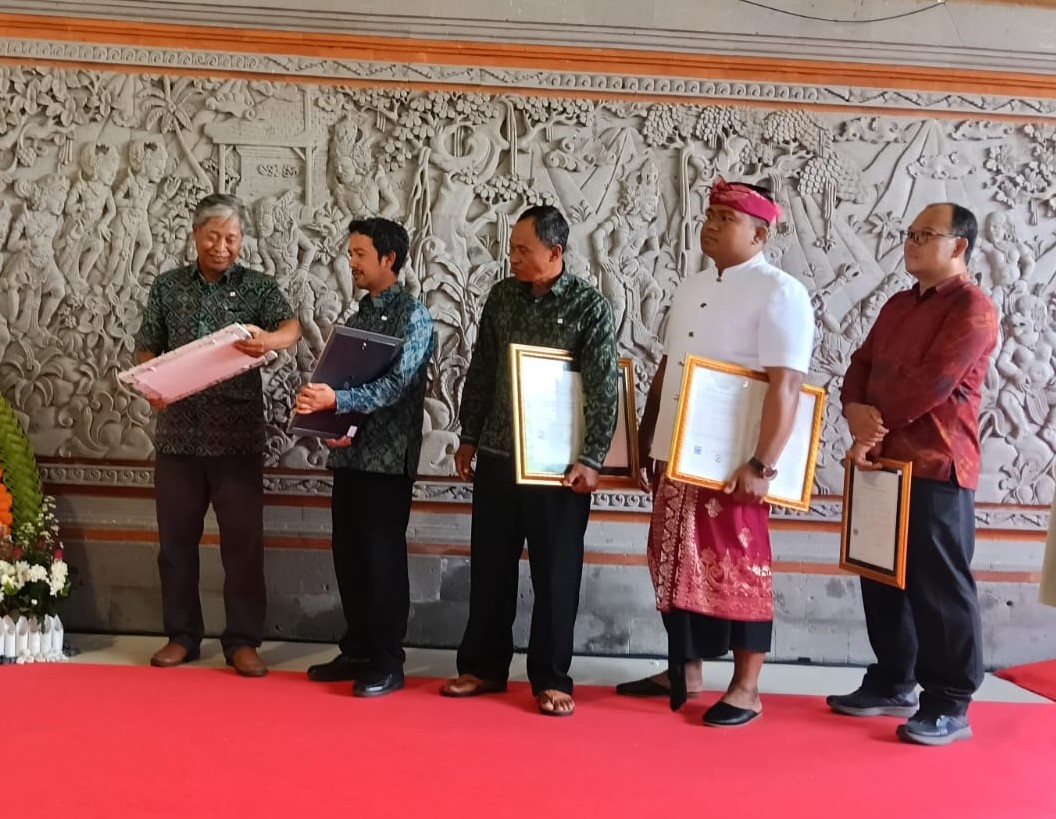Perwakilan UMKM Buleleng Terima Sertifikat HKI pada Pameran Produk HKI di Kabupaten Klungkung