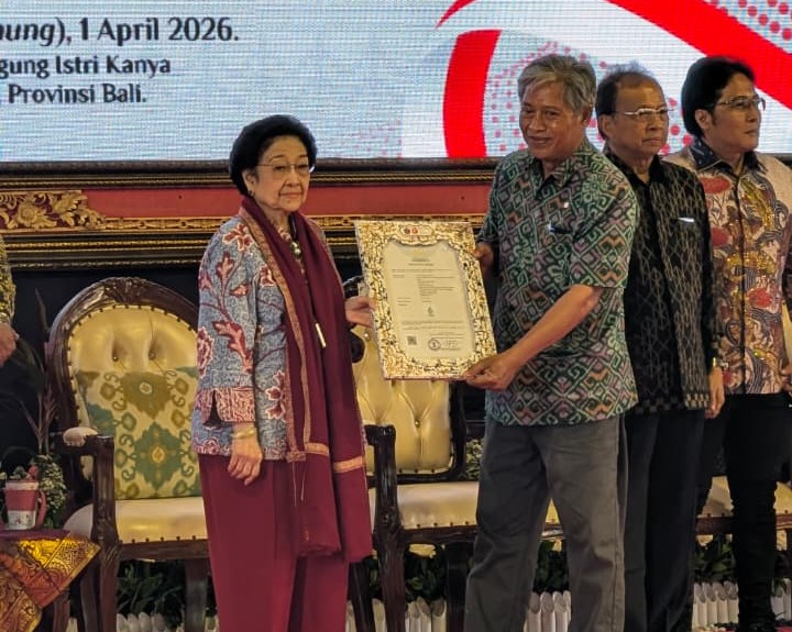 Presiden RI ke 5 Megawati Soekarnoputri Serahkan Sertifikat HKI pada Pameran Produk HKI di Klungkung