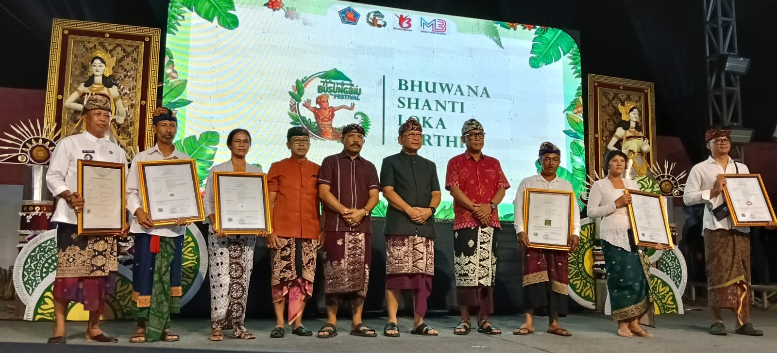 Penyerahan 6 Sertifikat HKI pada pembukaan Busungbiu Festival